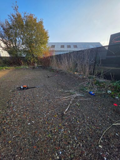 Hovenier onderhoudt hekwerk en verwijdert onkruid in Halsteren