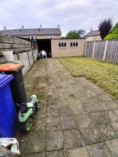 Onkruid tussen bestrating verwijderen in Roosendaal